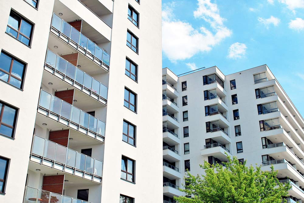 Balkonger på ett modernt bostadhus