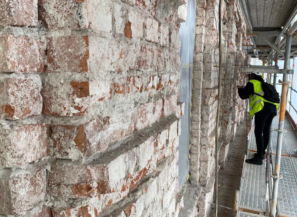 Arbete på en byggnads fasad