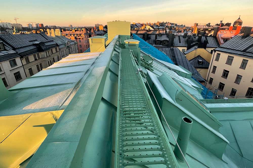 Ett komplicerat ärggrönt plåttak